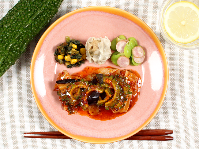 ザクザク食感のラー油が食欲そそる「豚バラ肉と苦瓜の甘辛ソース」が8月29日（火）ナッシュから新発売