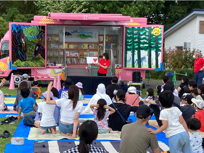 プレミアム・アウトレット×講談社「本とあそぼう 全国訪問 おはなし隊」 絵本を載せたSDGsキャラバンカーが関東から関西まで8か所のプレミアム・アウトレットにやってくる