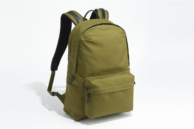 シンプル見えなのに、超機能的。「UNTRACK」の、仕事も休日も活躍するトップ・オブ・ザ・デイパック