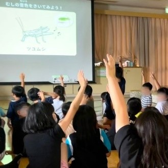虫の鳴き声で“きこえ”を体験。よるの むしのね ずかん ワークショップ