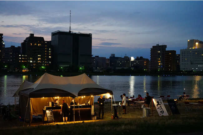 秋の日本酒と「さつまいも農カフェきらら」の秋の味覚を川辺で楽しむ「Outdoor Bar by 久保田」