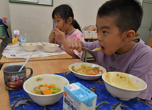 高槻市立小学校で給食の恒久的無償提供が本日スタート