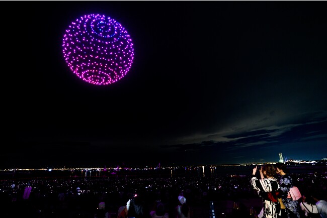 ドローンショー・ジャパンが、夏の終わりの夜空を彩る！関西空港をバックに500機の壮大なドローンショー