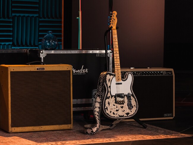 【Fender Custom Shop】アウトローカントリー音楽のパイオニアのウェイロン・ジェニングスを称えるシグネイチャーモデルを発表