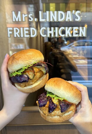 メディア取材が続く京都発クラフトフライドチキン専門店が、9月限定「麻婆なすバーガー」を発売。しびれと辛さがガツンと効いた新作バーガー
