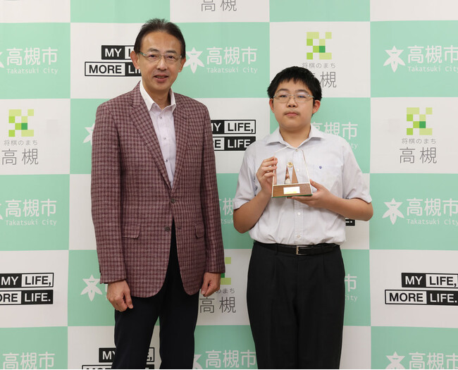 中学2年の清水慎さんが将棋の全国大会優勝を高槻市長に報告
