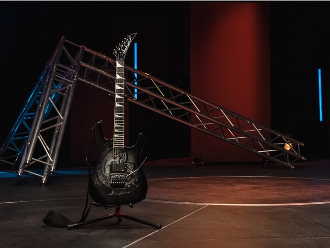 ヘヴィメタルバンド『Sepultura』のリードギタリストアンドレアス・キッサーのJacksonシグネイチャーギターを発表