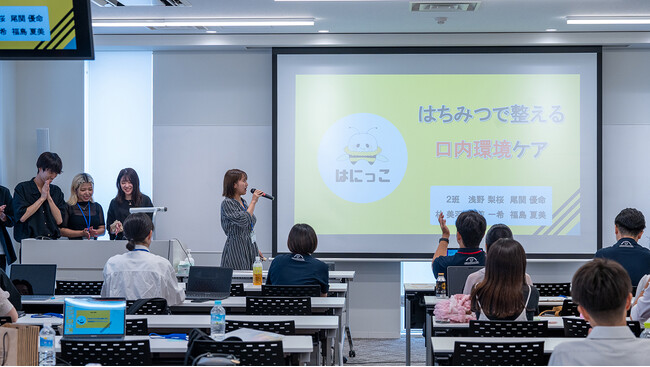 Z世代の学生のアイデアが製品化に向け始動！桃山学院大学ビジネスデザイン学部との産学連携プロジェクトにて、インターンシップを受けた学生30名によるビジネスアイデア発表会を開催。
