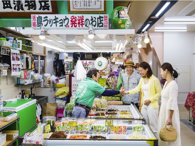 【OMO5沖縄那覇 by 星野リゾート】沖縄食材や店主との出会いでテンションあがる「那覇ゆんたく市場さんぽ」を実施｜期間：2023年9月1日～通年