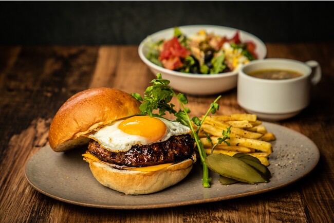 ジューシーな米沢牛に“とろ～り卵”を合わせた贅沢バーガーが登場！9月限定ランチ『米沢牛の照り焼き月見バーガー』販売