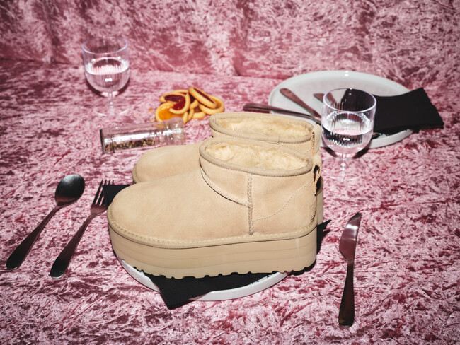 これからの季節に大本命のUGG(R)大人気ブーツ“Classic Ultra Mini Platform”からatmos pinkスペシャルカラーが9/6(水)に登場♪