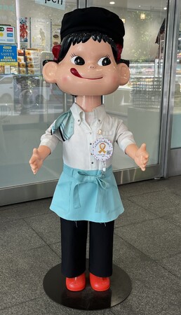 不⼆家のペコちゃんがゴールドリボンを身につけ小児がん啓発