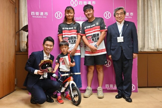 矢上唯瑞羽さんが四街道市長を表敬訪問しました
