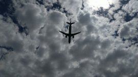 船上を通過する飛行機(イメージ) 船上を通過する飛行機(イメージ)