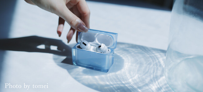 女性向けスマートフォンアクセサリーブランド「salisty」“透明”の魅力を発信するアーティスト・tomei/透明愛好家を起用　“透明”をテーマに「クリアAirPodsケース」の新たな魅力を発信！