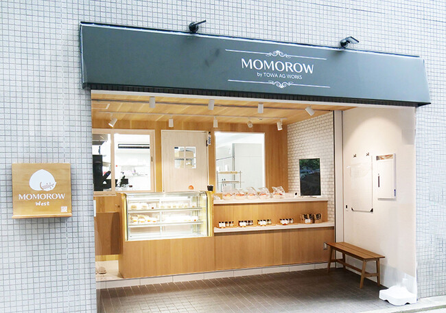 ICTコンサルティング企業が挑戦する桃を中心としたスイーツショップMOMOROW WestにバウムクーヘンAI職人「THEO（テオ）」　を導入