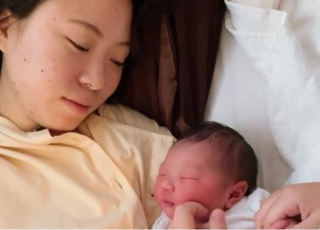 「母乳はたいへん」と言われがちな背景に、なにがあるのか？