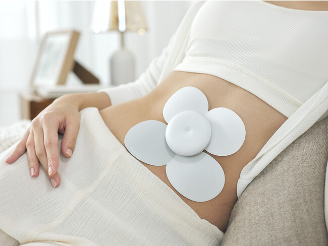 「腸もみトリートメント」を電気刺激で！創業107年の老舗メーカーが新開発『家庭用腸もみガジェット「chomomi（チョモミ）」』を本日発売