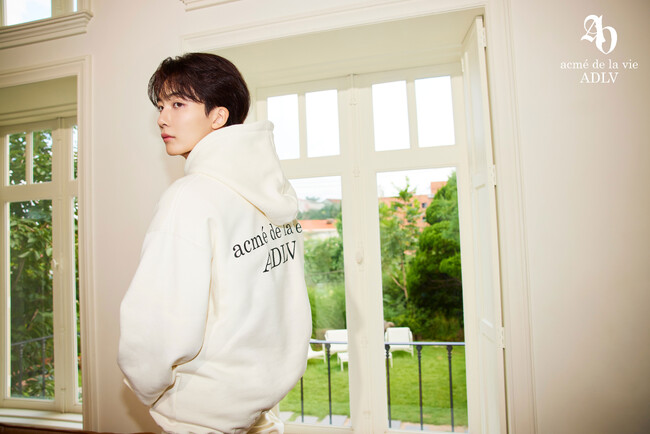 韓国ファッションブランドacme de la vieが、SEVENTEENのJEONGHANをモデルに起用した23FWコレクションを発表。