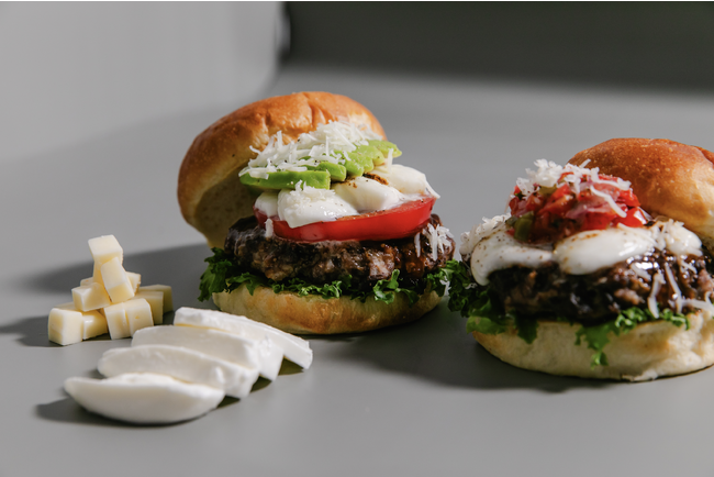 【BUBBLES BURGER】福井県の魅力度UPを目的としたご当地バーガー第3弾は、「越前チーズ工房」のナチュラルチーズを使用。2023年9月6日(水)よりスタート！