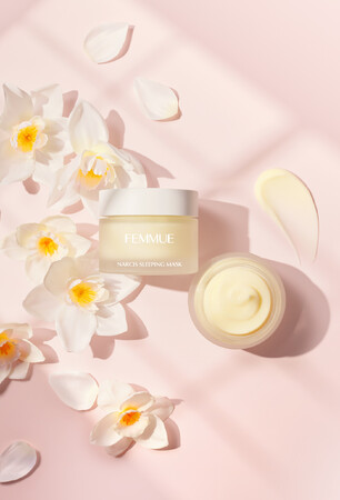 FEMMUE〈ファミュ〉から、日々のストレスにさらされる大人肌を一晩でケアするナルシスのスリーピングマスクが限定復刻。