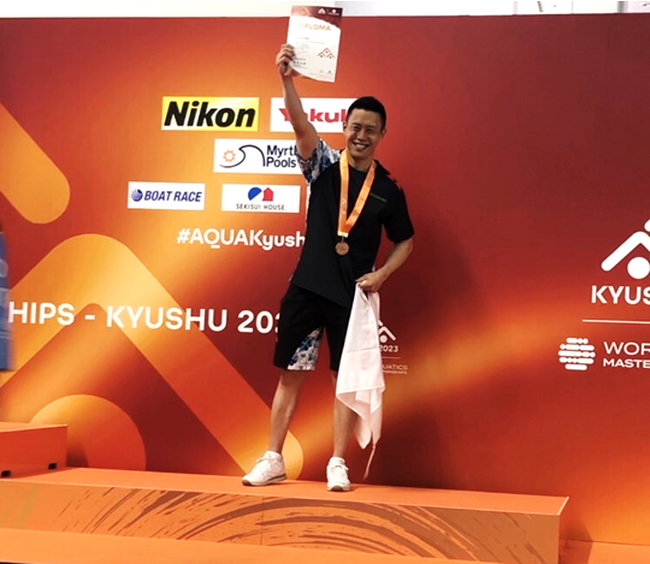 ミツウロコ水泳部 小嶋 健司選手『世界マスターズ水泳選手権2023九州大会』100ｍ平泳ぎにて銅メダル獲得