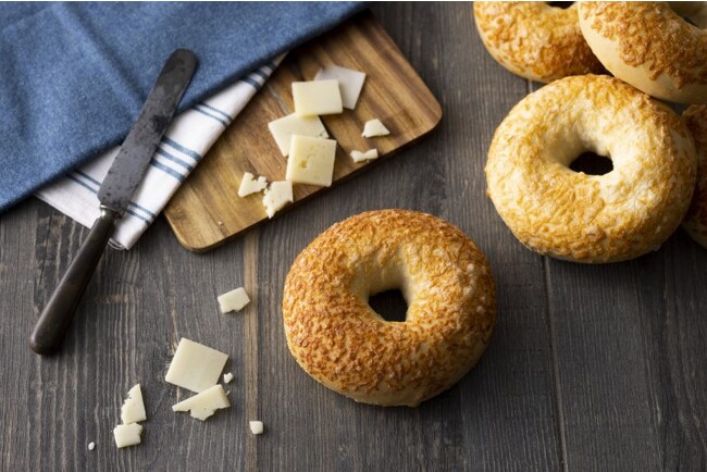 本場ニューヨーク直輸入のベーグル専門店【THE BAGEL STAND(ザ・ベーグルスタンド)】から、チーズベーグルが新発売！