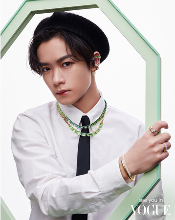 川村壱馬さんがVOGUE JAPAN WEBSITEでSwarovskiの輝きをまとう