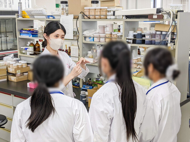 「美容業界ではたらく」を知る！児童養護施設の皆さんを化粧品工場見学・クリーム製造職場体験会に招待