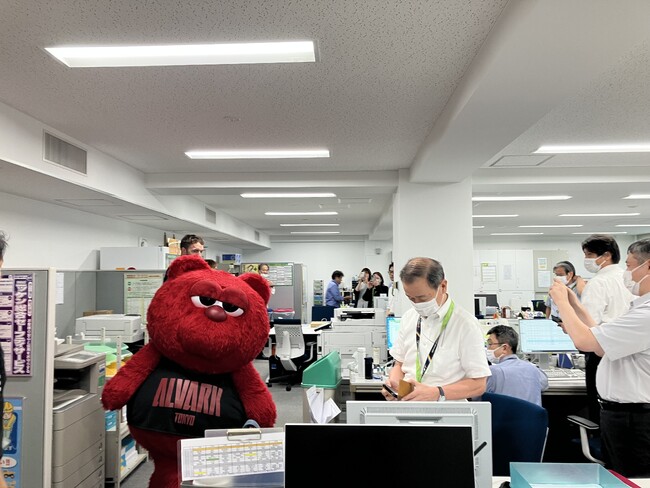 アルバルク東京の選手・ルークが訪問