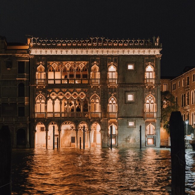 ポメラートとVENETIAN HERITAGEがベネチアのカ・ドーロのファサードを照らす「Light and Reflection」プロジェクトで黄金色に輝く未来を築く
