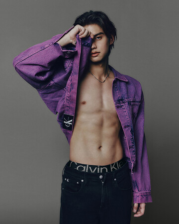 ブライト・ヴァチラウィット、グアンチェン、マリーエル・ウチダが着こなす、Calvin Klein 2023年秋のカラフルなデニムキャンペーンがローンチ