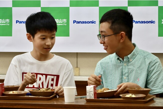 全国初の「人と環境に優しい」給食食器が完成！福知山市×パナソニックグループの「学校給食 共創プロジェクト」市立の全小中学校で、森林間伐材が原材料の環境配慮型素材による学校給食食器の使用を開始！