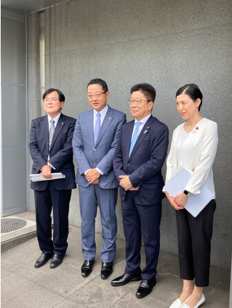 日本調剤 御成門薬局へ加藤厚生労働大臣と本田厚生労働大臣政務官が視察訪問～マイナンバーカードの保険証利用の積極的な活用薬局の事例として～