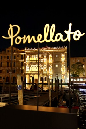 ポメラートとVENETIAN HERITAGEはガッレリア・ジョルジョ・フランケッティ美術館のファサードを照らすプロジェクトを記念してベニスで特別なガラディナーを開催
