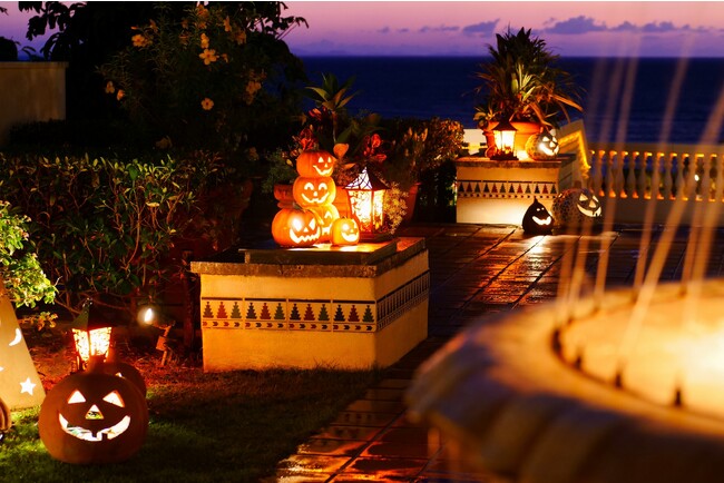 【ホテル日航アリビラ】ハロウィーン期間限定のレストランメニューやパティオでのライトアップを10月1日（日）より開催
