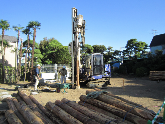 「地中に森をつくる」 軟弱地盤対策工法が始動　丸太活用で炭素を固定