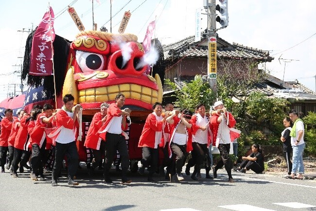 全長約３０m、２体の大獅子が練り歩く