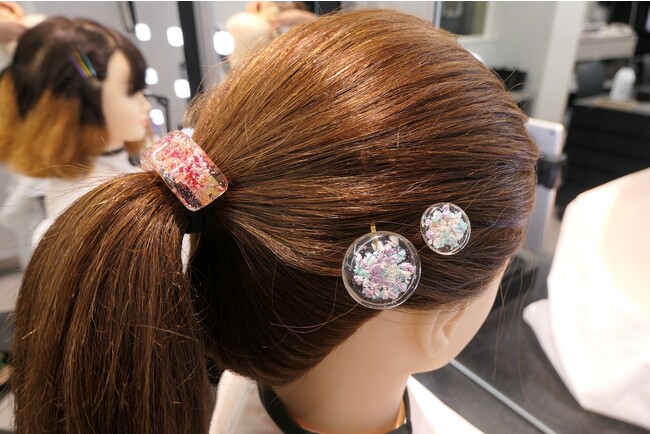 本多プラス×モーンガータ×コーセー 　不要となった化粧品とプラスチックをアップサイクルしたヘアアクセサリーを制作
