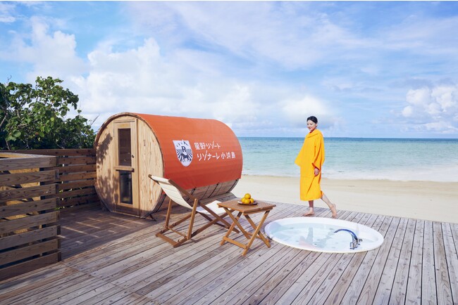 【星野リゾート　リゾナーレ小浜島】コバルトブルーの海を目の前に、旬のたんかんでサウナを楽しむ「TANKAN BEACH SAUNA」開催｜期間：2023年12月1日～2024年2月29日