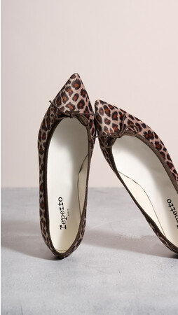 〈Repetto2023秋冬〉人気のアーカイブ柄がシックなムードで復刻リニューアル。日本限定 Leopard Ballerinas 発売