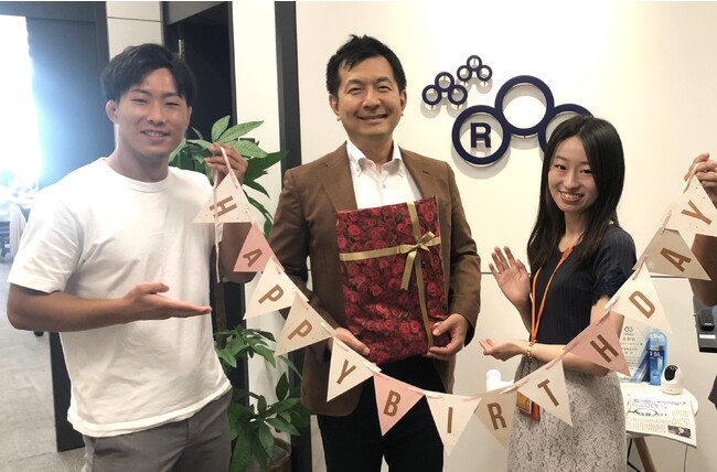 代表に誕生日プレゼントのサプライズ~多様なコミュニケーション施策で高い社員定着率を実現~~