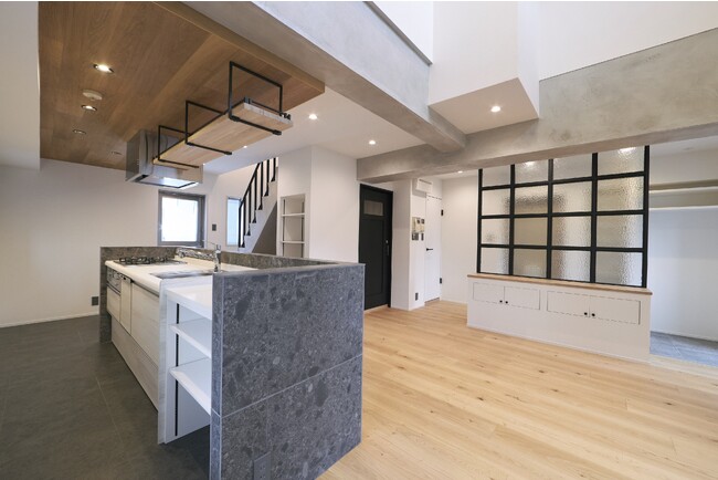 新たな魅力あふれる住空間を提案！マンション仲介のオークラヤ住宅×リノベーションのプロフェッショナルチーム、QUMAが業務提携