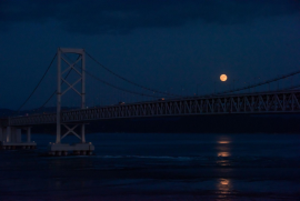 「日本の百名月」に選ばれている鳴門海峡の名月 「日本の百名月」に選ばれている鳴門海峡の名月