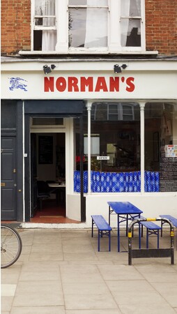 バーバリーがロンドンのノーマンズ カフェをテイクオーバー