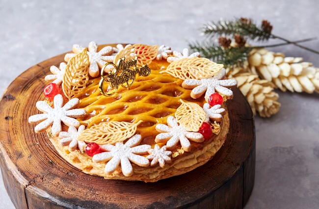【グランドプリンスホテル新高輪】クリスマスリースがモチーフの華やかなアップルパイやバラのブーケを添えたプレゼントボックスなど4種のクリスマスケーキがきらめくひとときを演出