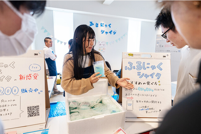 学生たちのアイデアが遂に商品化！桃山学院大学ビジネスデザイン学部の「BD博」にて、学生たちと共創した、こんにゃくを活用した低カロリーなフローズンシェイク「ふるにゃくシャイク」が204個完売。