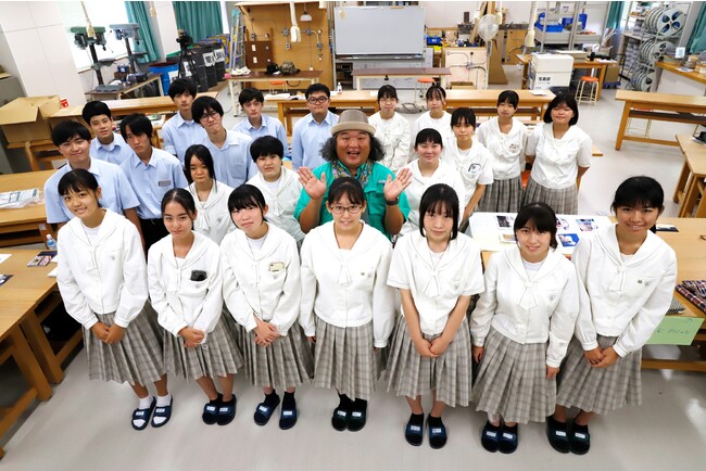 「CAPA」と「秩父農工科学高校写真部」とのスペシャルプロジェクト「中井精也さんとめざせ　今しかできない！ぼくの・わたしの町の鉄道写真展」秩父での実地指導第二回（プリントセレクト編）を開催