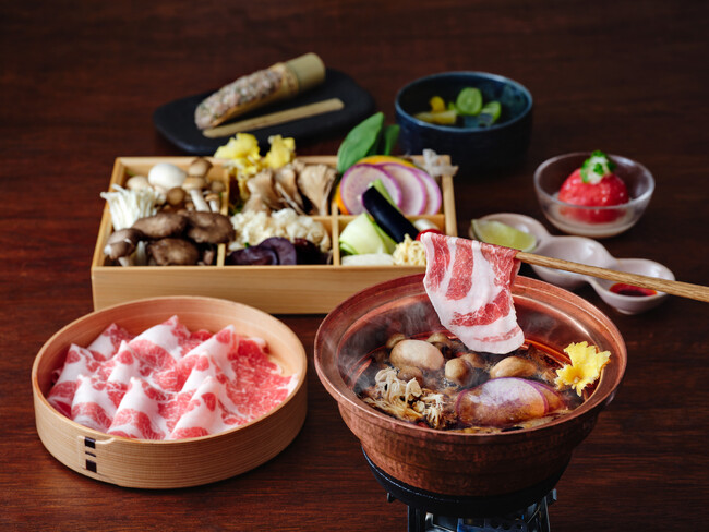 一人一鍋のしゃぶしゃぶ専門店「しゃぶしゃぶ 山笑ふ」より旬のキノコと希少な金華豚の薬膳鍋しゃぶしゃぶが期間限定で登場！