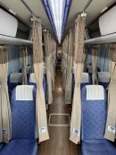 4列シートをカーテンで仕切った車内の様子
